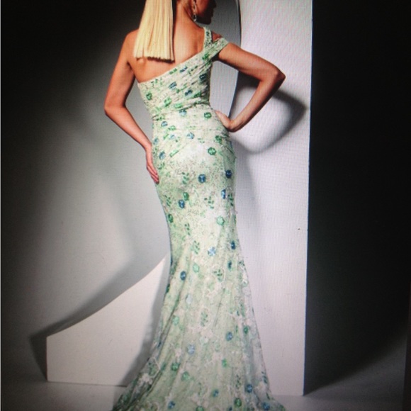 Beautiful formal dress. Worn once to wedding, great for prom, sweet 16 etc - Picture 4 of 4